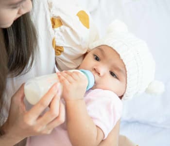 Moedermelk en flesvoeding hebben andere invloed op darmbacteriën Moedermelk en flesvoeding hebben andere invloed op darmbacteriën
